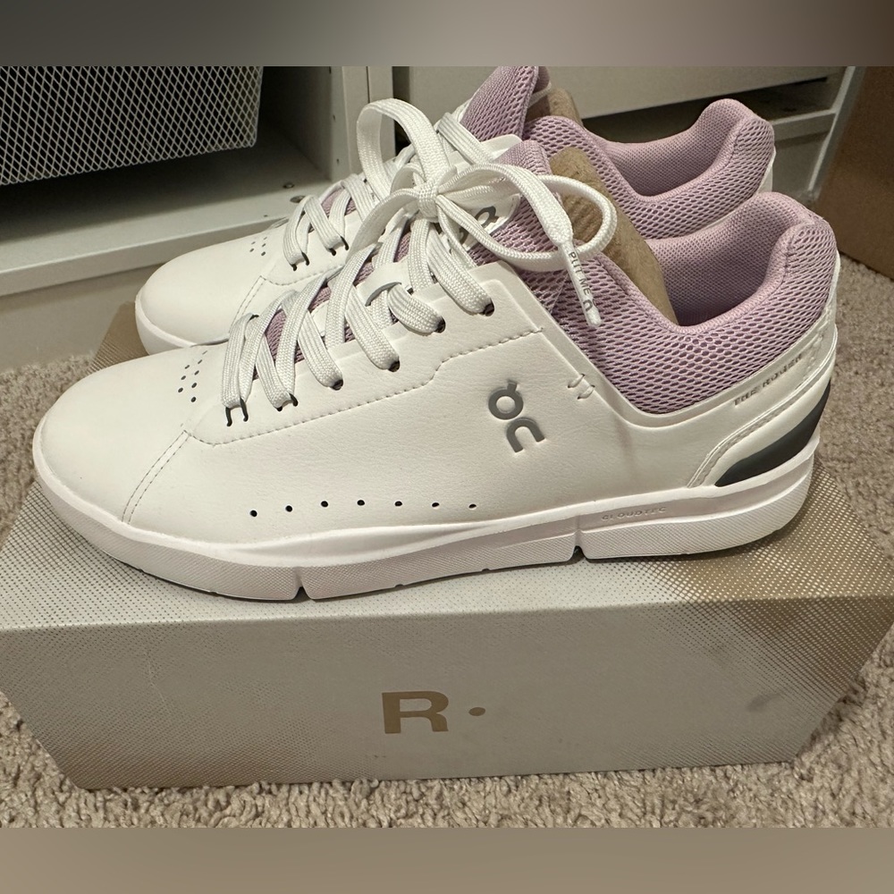 On Cloud- The Roger Advantage Women’s Size 8. White/Aster color